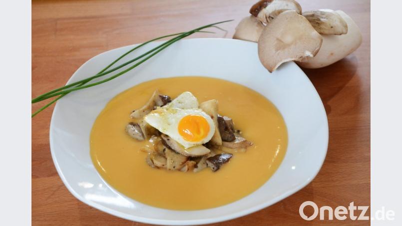 Die Kartoffelsuppe wird fein püriert und gekrönt von gebratenen Pilzen und einem Spiegelei. Bild: Gabi Schönberger
