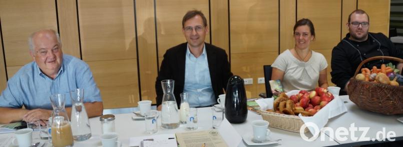 Franz Rösl (Zweiter von links), Vorsitzender der „Interessengemeinschaft gesunder Boden“, stellte beim Pressegespräch zusammen mit Josef Schönhammer und Susanne Stoiber das Programm für den Bodentag 2018 vor. Martin Pongratz (rechts), der Betreiber des Restaurants „Esszimmer“, erläuterte das Verpflegungskonzept. Bild: weu