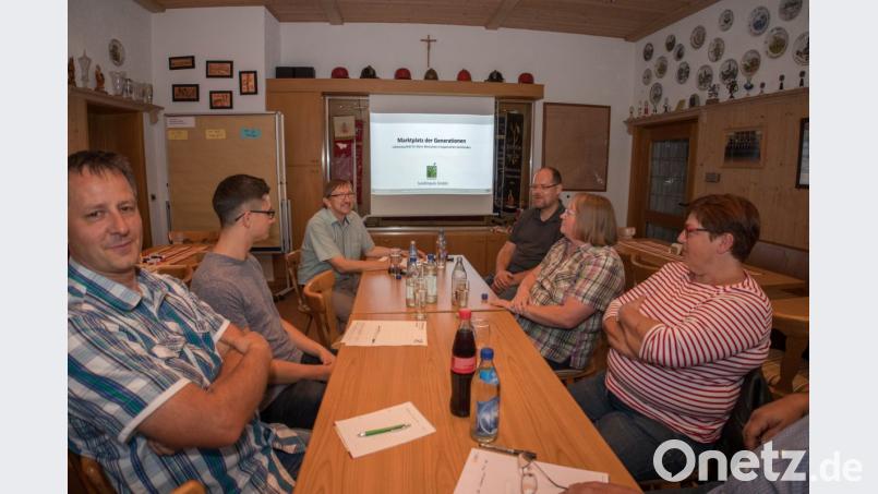 Der Workshopleiter Karlheinz Dommer vom Regionalentwicklungsbüro Landimpuls (hinten, links) erabeitet mit Pflegespezialistin Irmgard Ambrosch (hinten, Zweite von rechts) und einigen Mitgliedern des Gemeinderats erste Visionen zum Thema „Marktplatz der Generationen“. Bild: dtr