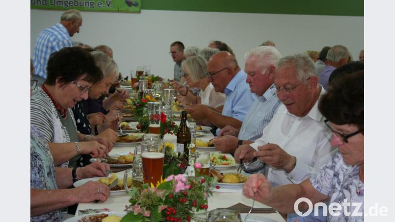 Dass den „Frohsinnigen“ Braten und Knödeln gemundet haben, sieht man. Auch der von Thomasreuthern gespendete, mühsam zusammengesuchte herbstliche Schmuck aller Tische gefällt. Bild: gpa