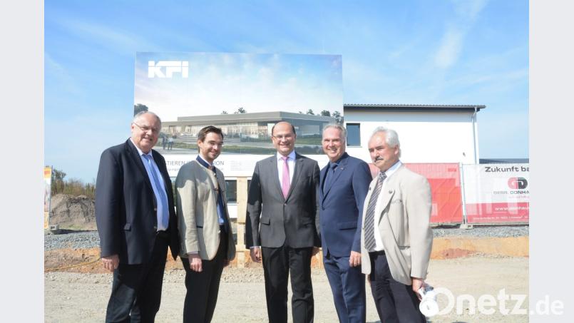 Große Freude vor dem ersten Spatenstich für das neue Kupferflechtwerk KF-Insinger im Gewerbegebiet „Obere Tratt“: (von links) Bezirkstagsvizepräsident Lothar Höher, Stephan Oetzinger als Vertreter des Landrats, Finanzminister Albert Füracker, Unternehmer Andreas Insinger und Bürgermeister Karl-Heinz Preißer. Im Hintergrund ein Entwurf von der künftigen Fabrik. Bild: Gabi Schönberger