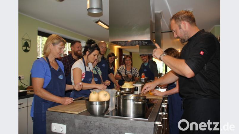 Das Zubereiten unter der Anleitung von Spitzenkoch Andreas Meier (rechts Vorne) und auch das spätere Essen der leckeren Speisen machte allen Kursteilnehmern besonderen Spaß. Bild: frd