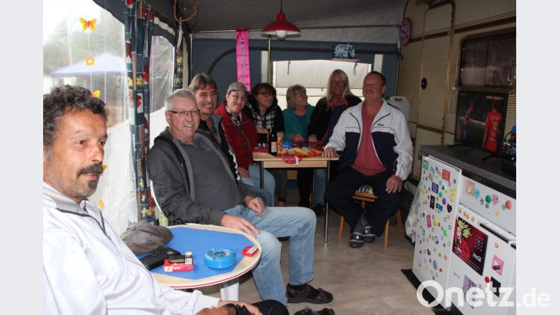 Party und gute Laune sind angesagt. Von links der "Biergermeister von Lehen", Henry Schindler, Walter Riedl, Manfred Hunger, Ingrid Hunger, Mariam Riedl, Claudia Fladerer, Evi Gradl und Jörg Matjacic. Bild: kro