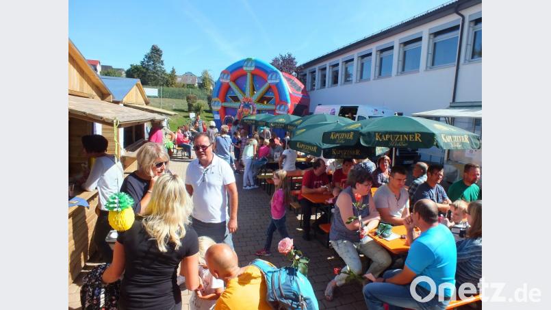 Die Hüpfburg war ein Anziehungspunkt für viele Kinder, die zusammen mit ihren Eltern bei herrlichem Sommerwetter Essen und Getränke im Freien genossen Bild: soj