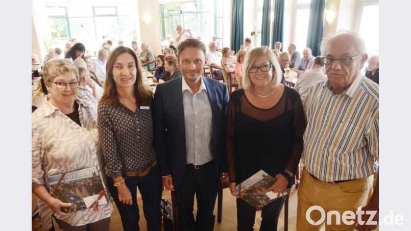 Neuburger Senioren zu Gast in Weiden. Federführend dabei (von links) die Neuburger Organisatorin Luise Hellweg, Seltmann-Haus-Chefin Susanne Meichner, Bürgermeister Jens Meyer, die Neuburger Seniorenbeiratsvorsitzende Renate Wicher und Seniorenbeauftragter Alfons Heidingsfelder. Bild: Gabi Schönberger