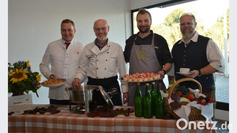 Vier Wirte, die ihr Handwerk verstehen: Stefan Sauerer, Max Meier, Stefan Bergmann und Jörg Podlesny luden viele Ehrengäste anlässlich der feierlichen Eröffnung der 31. Schmankerlwochen ein. Bild: eya