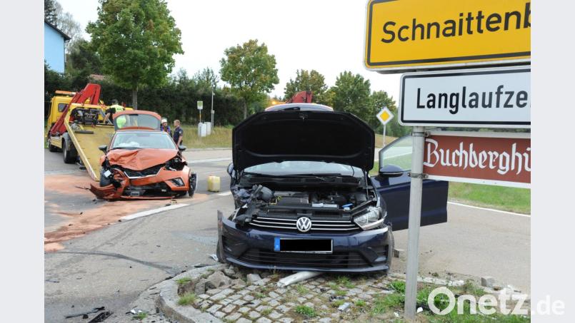 Beide Fahrzeuge haben nur noch Schrottwert und mussten abgeschleppt werden. Bild: gf