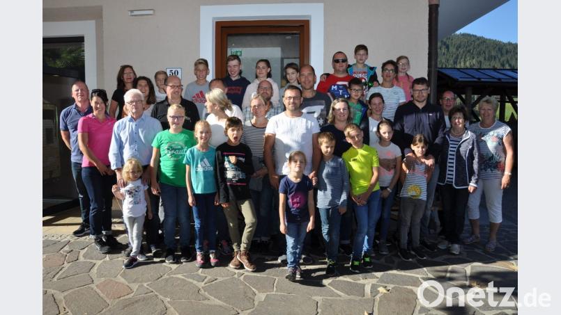 Junge Familien genießen ein Wochenende in den Bergen, organisiert vom OWV. Bild: gi