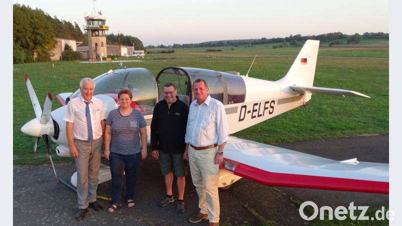 Segelfluglehrer Peter Werner (von rechts) vom Aero-Club Weiden klärt Herbert Tischler, Andrea Glaubitz und Reinhard Meier über den Segelsport auf. Bild: Dobmeier