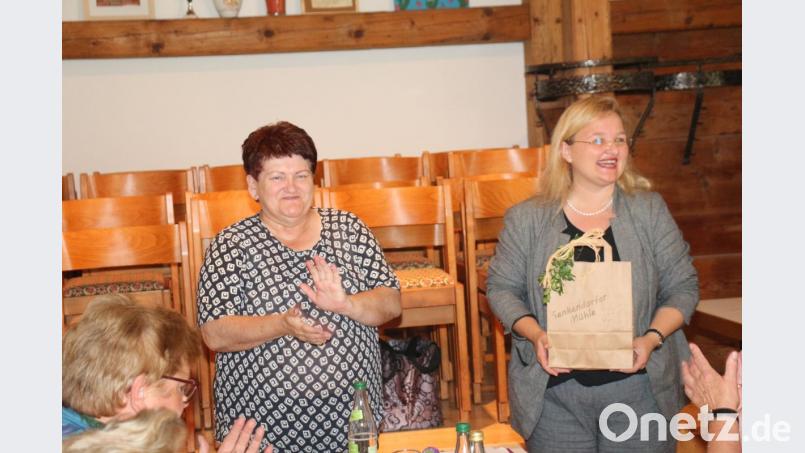 Vorsitzende Monika Fralix dankt Uschi Aschoff (rechts) mit einigen Produkten aus der Region. Die Anwesenden sparen nicht mit Applaus. Bild: rpp