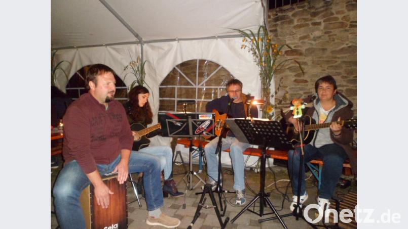 Musiker aus dem Gemeindegebiet sorgten abends für die passende Umrahmung. Bild: bej