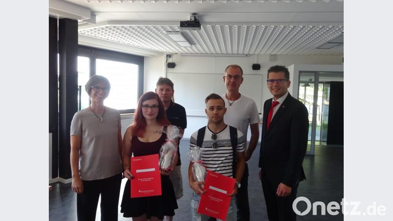 v.l. Stellvertretende Schulleiterin Susanne Kocbek, zweitbeste Absolventin Sarah Konz (Fahrzeuglackierer), Klassenleiter Stephan Auers, bester Absolvent Timo Dürbeck (Verkäufer), Klassenleiter Volker Schmitt, Herr Dunzer von der Sparkasse Bild: wrm