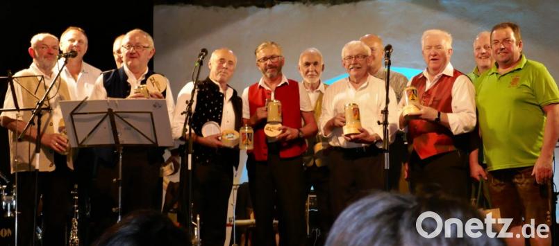 Nach dem Auftritt der wiedergegründeten "Thansteiner Oberkrainer" überreichten die Vorsitzenden des Heimatvereins und Bürgermeister Walter Schauer den wiedergegründeten Thansteiner Oberkrainern um Leiter Paul Windschüttl (Dritter von rechts) eine Urkunde und Bierkrüge zur Erinnerung. Bild: mnt