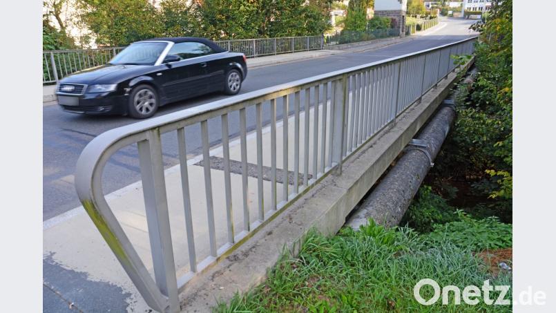 Die Floßbrücke in der Fabrikstraße ist eine der ersten, die bald repariert werden muss. Die Stadt lässt sich dies rund 25000 Euro kosten. Bild: Schönberger