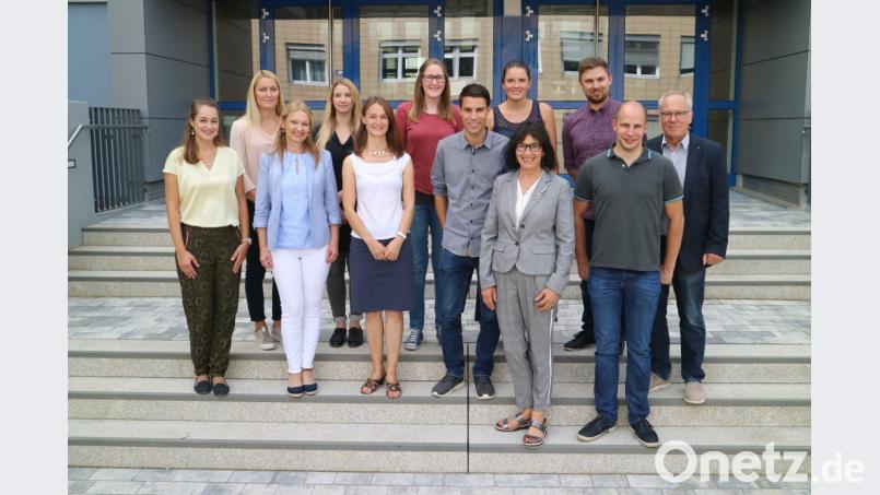 Die Schulleitung der Naabtal-Realschule stellte die neuen Lehrer vor. Bild: exb