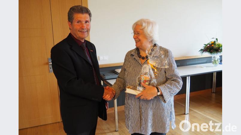 VdK-Kreisvorsitzender Josef Rewitzer bedankt sich bei VdK-Bundesehrenvorsitzenden Ulrike Mascher für den Besuch der Amtswechsel-Feierlichkeit. Bild: Bühner