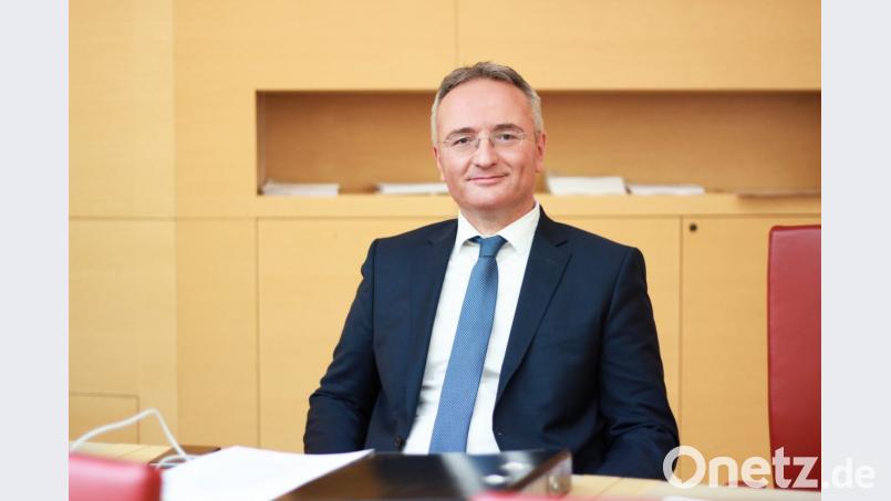 Harald Schwartz auf seinem Platz im Plenum des Landtags. Bild: Pia Regnet