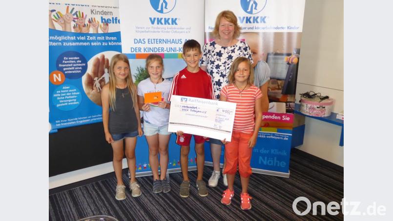 Die Weidenthaler Erstkommunionkinder übergaben Irmgard Scherübl einen Scheck in Höhe von 400 Euro, Bild: exb