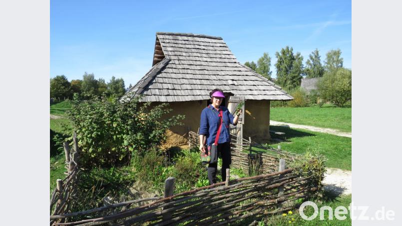 Der Geschichtspark ist ein Paradies für Wildkräuter. Dort fand die zerfizierte Kräuterführerin jede Menge davon, unter anderem angelegt in den Vorgärten der mittelalterlichen Häuschen. Bild: ubb