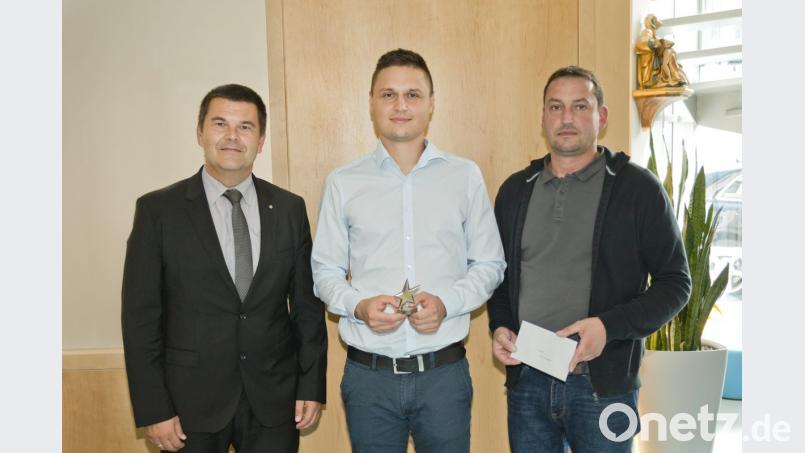 Nach erfolgter Preisübergabe (von links): Michael Doblinger (Vorstand der Raiffeisenbank Unteres Vilstal), Sebastian Kemmeter (Mitglied des Juniorvorstands des 1. FC Rieden), Hans Fischer (Vorsitzender des 1. FC Rieden) bei der Auszeichnung. Bild: riw