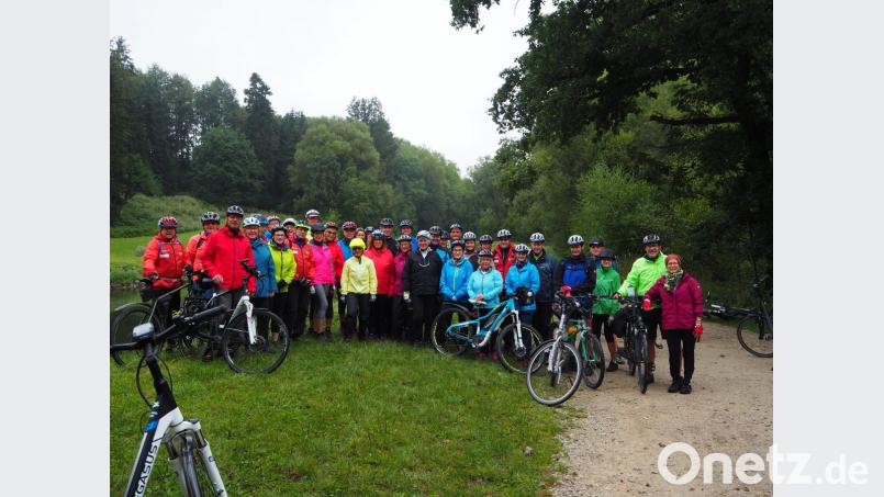 Die Radgruppe mit den beiden Organisatoren Stefan Männer und Axel Spachtholz am Amper Kanal. Bild: exb