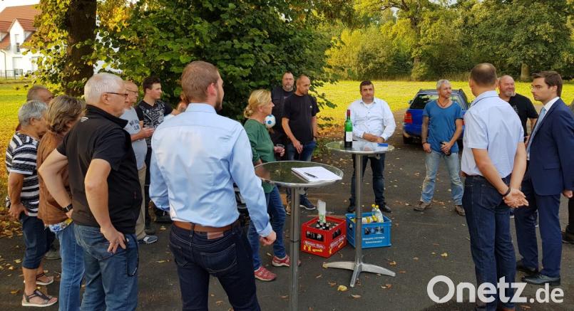 Reges Interesse der Einwohner herrscht beim CSU-Bürgergespräch in Steinfels mit Bürgermeister Stephan Oetzinger (rechts), seinem Vertreter Richard Kammerer (DRitter von rechts) und einigen Markträten. Bild: knh
