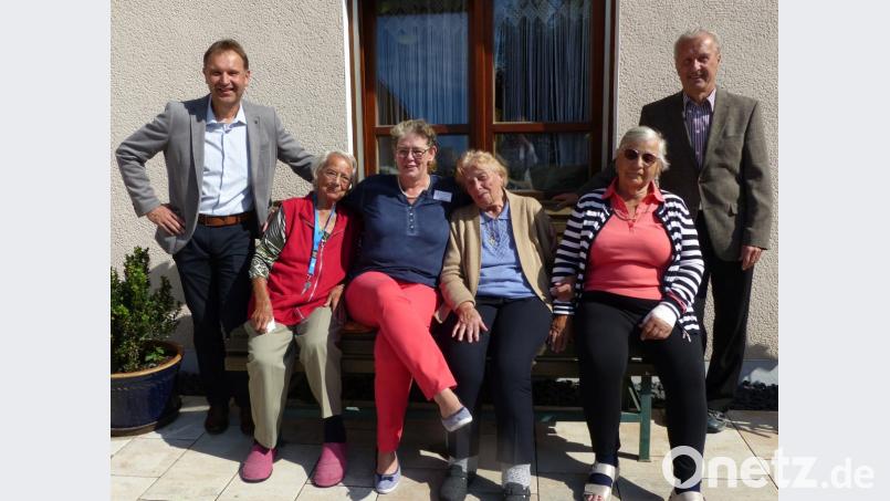 Die Stiftungsverwalter Norbert Auer (links), Hans Müller (rechts) und Heimleiterin Astrid Ostermaier (Dritte von links) unterhalten sich gerne mit den Bewohnerinnen. Im Bild von links Frieda Güll, Maria Reil und Anna Neumeier. Bild: Völkl