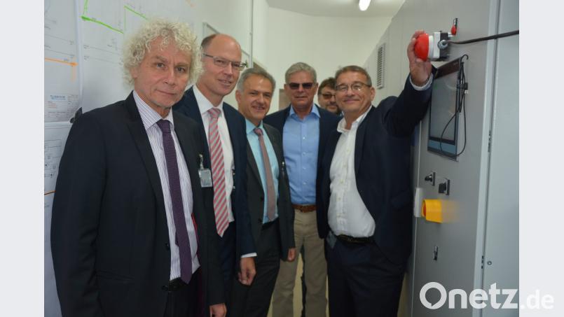 In der Steuerwarte der Firma Schott wurde die neue Abgasreinigungsanlage offiziell in Betrieb genommen. Mit dabei waren (von links) Landrat Wolfgang Lippert, Standortleiter Stefan Rosner, Bürgermeister Roland Grillmeier, sowie die Schott-Projektleiter Wolfgang Bürgel und Dieter Birner. Bild: jr