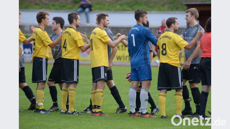 Im Derby der Bezirksliga Nord begrüßt der SV Hahnbach (gelbe Trikots) am Sonntag den FC Amberg. Bild: ref
