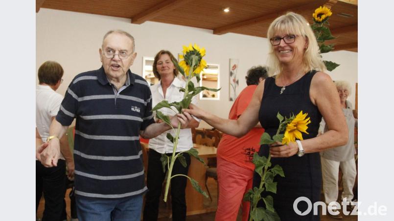 Cornelia Kiener von der Seniorenfachstelle des Landkreises überreichte jedem Gast eine Sonnenblume. Bild: Hirsch