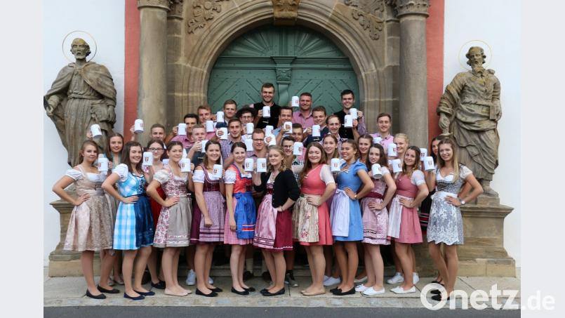 Ein letztes Anstoßen auf die Kirchweih 2018: Die Kirwaleut der Katholischen Landjugend haben sie bereits begraben – und symbolisch an einem geheimen Ort in sicherer Tiefe einige Flaschen mit hochprozentigem Inhalt vergraben. Bild: do