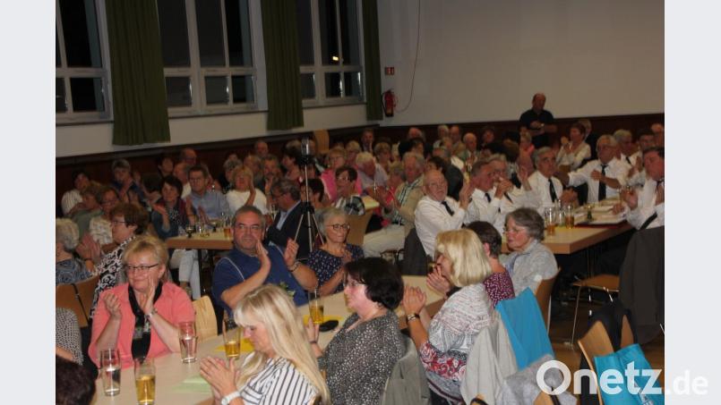 Sehr gut besucht war das Konzert im Kultursaal. Nur Vertreter der Gemeinde Plößberg fehlten, bemängelt der Dirigent des gastgebenden Chores. Bild: kro