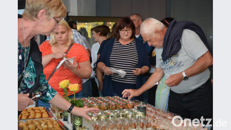Die kleinen Köstlichkeiten wurden gerne von den Gästen getestet. Bild: eya