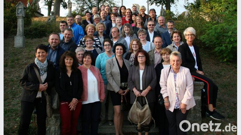 Viel zu erzählen hat sich der Schülerjahrgang 1967/ 1968, der sich am Kreuzberg zu einem Gottesdienst trifft. Bild: wro