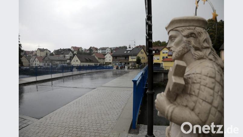 Der Brückenheilige harrt auch bei Regen unbeeindruckt aus: Der Theuerner Heimatverein hat die Nepomuk-Figur gestiftet, um mit ihr einen eigenen gestalterischen Akzent zu setzen. Bild: Wolfgang Steinbacher