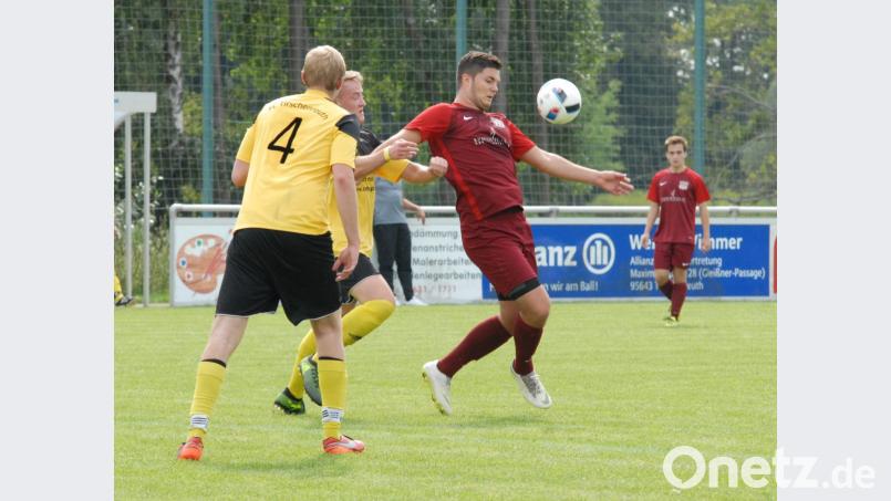 Der TSV Waldershof (im Bild Torjäger Julian Schindler, rotes Trikot, beim 2:0-Sieg beim FC Tirschenreuth II) hat in der Kreisklasse Stiftland immer noch eine blütenweiße Weste. Am Sonntag will der Spitzenreiter beim ASV Waldsassen im zwölften Spiel den zwölften Sieg landen. Bild: Rudi Gebert