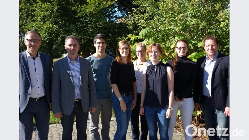 Bürgermeister Bernd Sommer begrüßt zusammen mit der Schulleitung die neuen Lehrkräfte. v.l. Bürgermeister Bernd Sommer, Schulleiter RSK Stephan Drexler, StRef Tobias Westermaier, StRefin Katharina Grunow, LAV Anne-Kathrin Dachs, StRin Kathrin Augustin, StRefin Lisa Dupont und stellvertretender Schulleiter StR (RS) Reiner Summer. Bild: exb