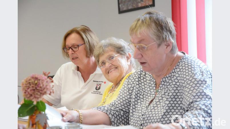 Das Lied vom &quot;Vogelbeerbaum&quot;, &quot;Sierra Madre&quot; und &quot;Als Opa einst die Oma nahm&quot; singen die Senioren im Demenz-Café. Bild: gsb