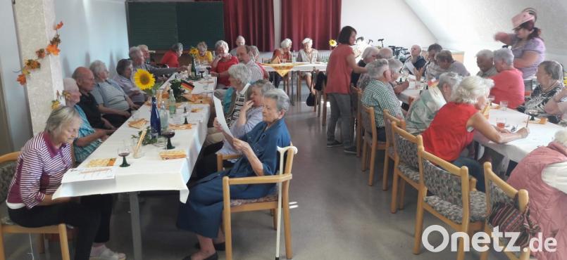 „Ein Gläschen in Ehren kann niemand verwehren!“ – diesem alten Trinkspruch folgten die Bewohner des BRK Seniorenwohn- und Pflegeheims St. Barbara zusammen mit einer Reihe externer Gäste am Dienstag bei ihrem Weinfest. Anita Dobmeier (stehend l.) und Julia Graßler (stehend r.) kümmerten sich um das Wohlergehen der Senioren, während diese über dem Weinquiz brüteten. Bild: u