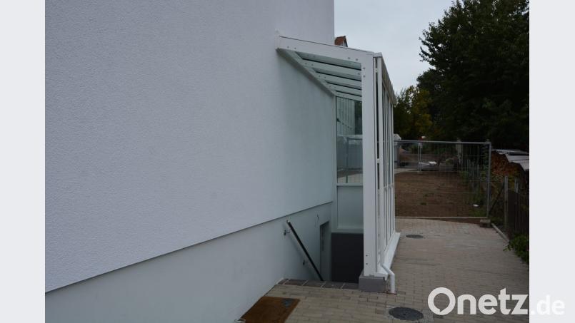 Eine neue Überdachung mit Einfassung erhielt der Eingang zum Jugendkeller. Bild: jr