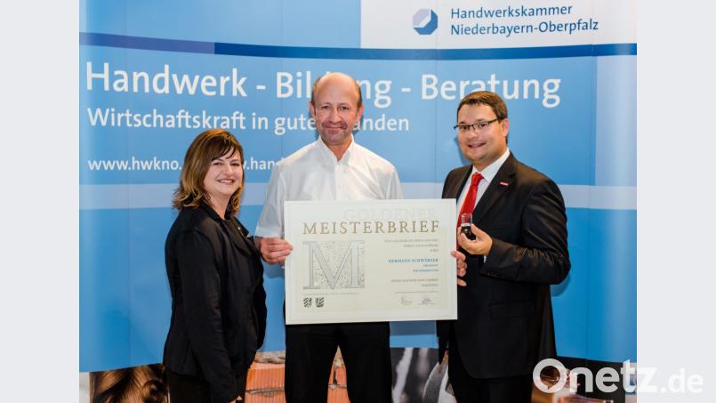 Bäckermeister Hermann Schwärzer (Mitte) aus Pressath bekommt den Goldenen Meisterbrief. Mit auf dem Bild Kammervizepräsidentin Kathrin Zellner und Geschäftsführer Alexander Stahl. Bild: exb