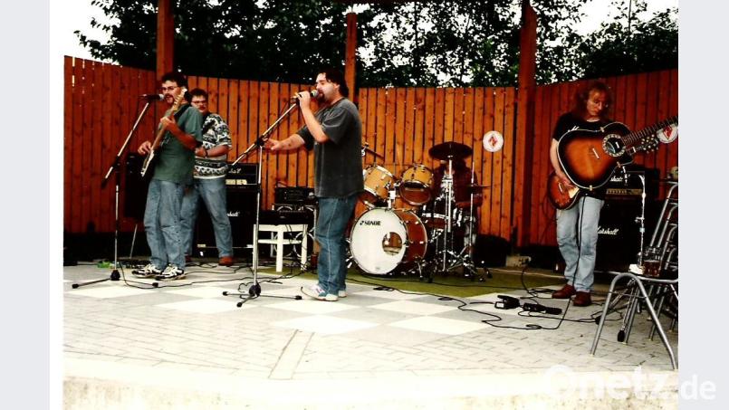 Bereits zweimal traten "Rising Storm" bei der Serenade im Pavillon der Neustädter Freizeitanlage auf - hier das erste Mal in den 90er-Jahren. Bild: privat