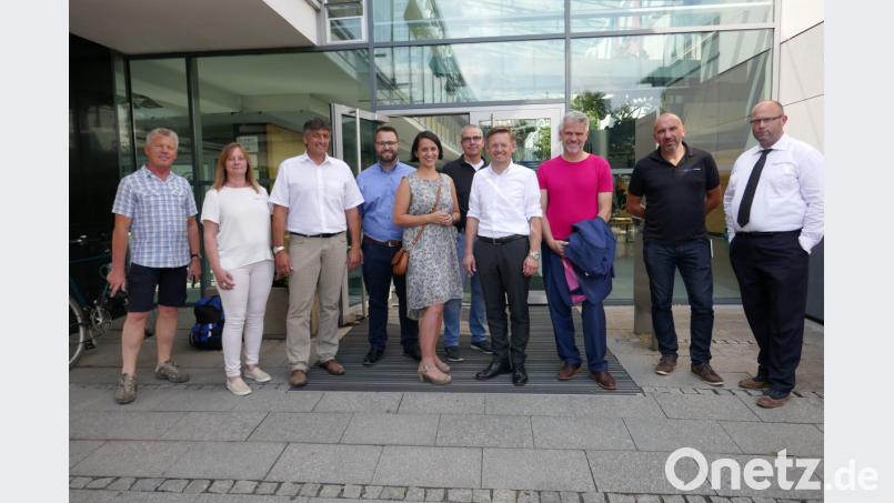 Ortsvorsitzender Gerald Morgenstern (von links), Vorstand Sigrid Groß, Bürgermeister Edgar Knobloch, Listenkandidat Bezirkstag Matthias Grundler, Listenkandidatin Landtag Tanja Renner, Schulleiter Peter Fleischmann, Landtagsabgeordneter Tobias Reiß, Landtagsabgeordneter Steffen Vogel, Leiter Internat und Jugendhilfe Johannes Stahl, Geschäftsführender Vorstand Tassilo Heimberg. Bild: wrm