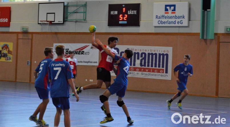 Kreisläufer Manuel Huf beim Torabschluss. Im Rückraum beobachtet David Sehnke das Geschehen. Bild: exb