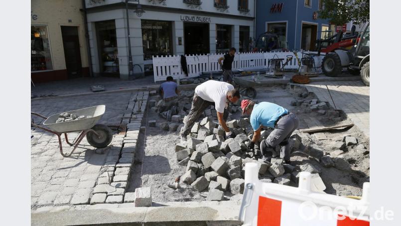 Die Pflasterleger waren am Donnerstag dabei, den Übergang zwischen Marktplatz und neuer Ebert-Straße wieder herzustellen. Am Wochenende können die Schwandorfer das Teilstück der neuen Straße schon nutzen. Bild: Hösamer