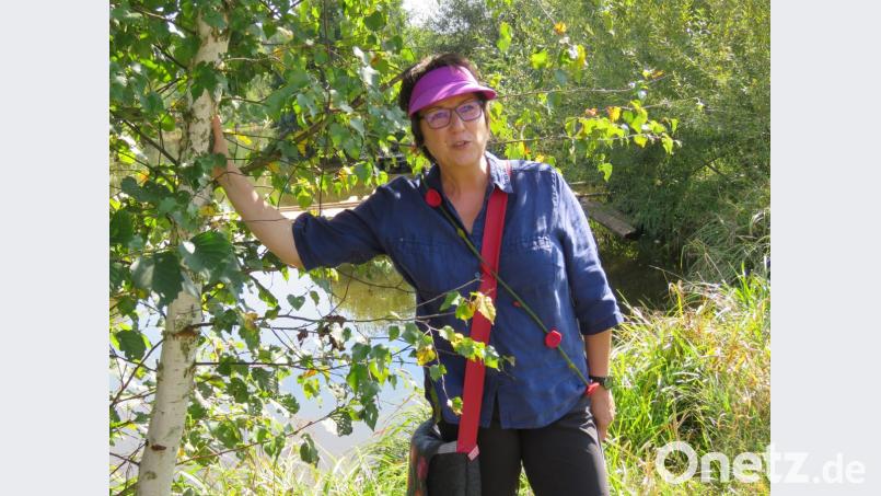 Kräuterführungerin Ulrike Gschendtner stellte die kleine Birke als &quot;Liebesbotin&quot; vor. Junge Germanen im Mittelalter hätten einst diese Bäumchen ihrer Angebetenen vor die Haustüre gestellt als Liebesbeweis. Bild: ubb
