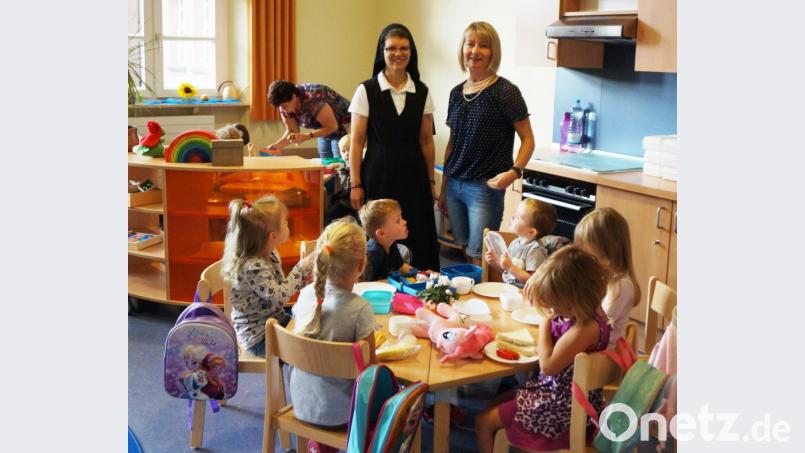 Gerne geben die Leiterin des Theresia-Gerhardinger-Hauses, Schwester Christine Gindhart, und Stellvertreterin Eveline Stangl Einblick in die Einrichtung am Klosterberg 4. Die neue fünfte Gruppe des Kindergartens fühlt sich sehr wohl in den hellen, gut ausgestatteten Räumen. Bild: weu