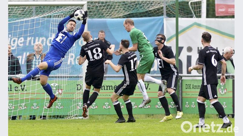 Torhüter Christopher Sommerer (links) und seine Vorderleute in der Abwehr haben einen großen Anteil daran, dass es bei der DJK Ammerthal in dieser Saison so gut läuft. In 13 Spielen gab es lediglich 11 Gegentore, nur der Würzburger FV und der TSV Aubstadt (beide 10) sind besser. Bild: Hubert Ziegler