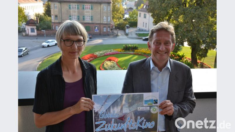 Das Zukunftskino blickt über den Tellerrand – in diesem Fall von der Weißglut-Terrasse auf den Kreisverkehr. Stefan Weidenhammer (Fairtrade-Stadt Amberg) und Barbara Ströll (Öko-Modellregion) haben die Reihe vorbereitet und freuen sich auf die Gespräche mit dem Publikum. Bild: Thomas Kosarew