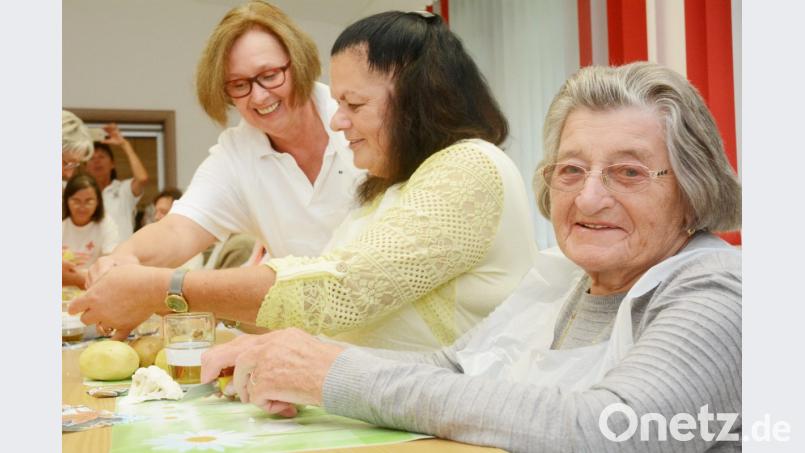 Kartoffeln, Brokkoli und Sellerie: Damit es zum Abendessen Gemüsesuppe gibt, schälen und schneiden die Besucher der Demenzgruppe „Zeitlos“ in Neustadt am Kulm das Gemüse. Weil solche Tätigkeiten automatisiert ablaufen, fällt den meisten die Küchenarbeit leicht. Bild: gsb